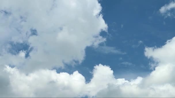 Time Lapse Кадри Білих Пухнастих Хмар Плавають Яскравому Блакитному Небі — стокове відео
