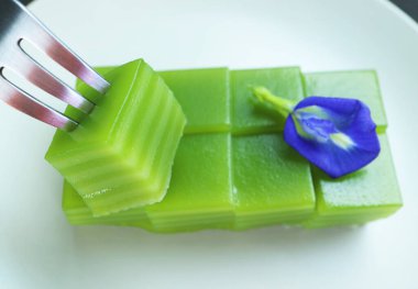 Dilimlenebilir Khanom Chan 'ın Yakın Çekimi, Lezzetli Tayland Buharlı Hindistan cevizi Sütü Pandan Meyve Suyu Katmanlı Kek