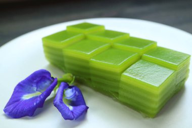 Tayland Katmanlı Kekler (Khanom Chan), Pandan Meyve Suyu ve Hindistan cevizi Sütü ile Tayland Tatlısı