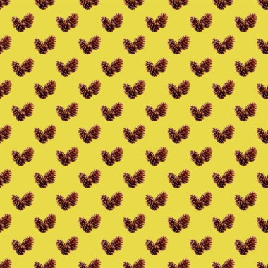 Altın sarısı arka planda doğal kurutulmuş kozalak deseni.