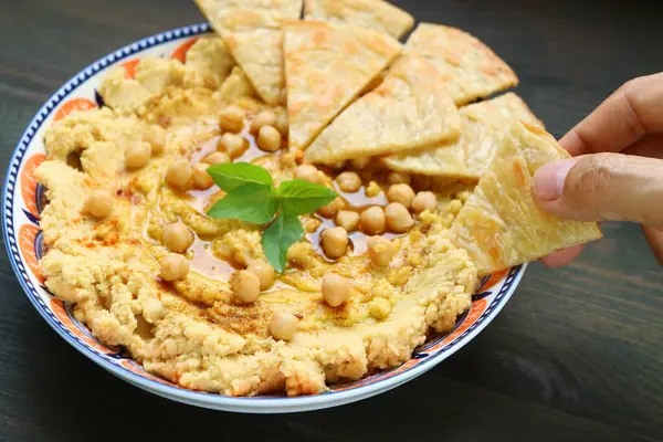 신선하게 요리된 Hummus를 담그는 로열티 프리 스톡 이미지