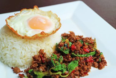 Tayland usulü Karıştırılmış Kıyma ve Pirinçli Kutsal Fesleğen ya da Kao Pad Kaprao Neua