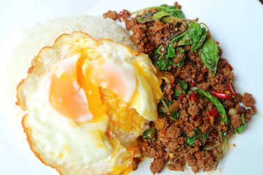 Neua Pad Kaprao ya da Tayland usulü Kızarmış Kıymalı Biftek ve Pirinçli Kutsal Fesleğen