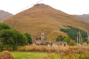 Gürcistan 'ın Kazbegi Belediyesi, Köy' ün sınırında Iconic Ortaçağ Svan Kulesi olan Sno Köyü