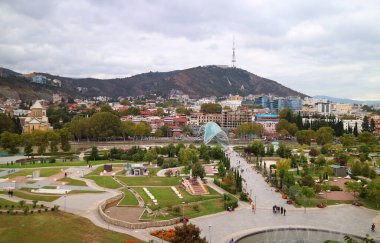Gürcistan 'ın başkenti Tiflis' in çarpıcı Panoramik Manzarası