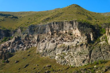 Vardzia 'daki Ortaçağ Mağara Kasabası' nın Panoramik Manzarası. Erusheti, Gürcistan 'ın Aspindza kasabası yakınlarında.
