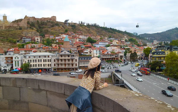 Wanita Menikmati Pemandangan Indah Kota Tbilisi Lama Georgia Stok Lukisan  