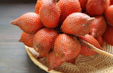 Taze olgun meyveler ya da sepetteki yılan derisi meyveler.