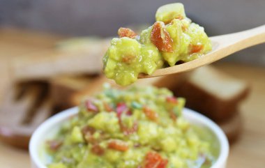 Kaşık Kakalamanın Yakın Çekimi Lezzetli Taze Yapılmış Guacamole