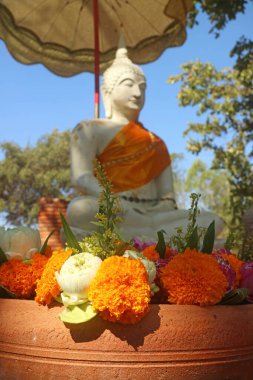 Marigold Yığını ve Lotus 'un Arkaplanda Bulanık Beyaz Buda Görüntüsü, Tayland