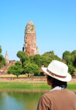 Wat Phra Ram Tapınağı 'nın Ortaçağ Kalıntıları Tayland' daki Ayutthaya Tarihi Parkı 'na hayran olan adam.