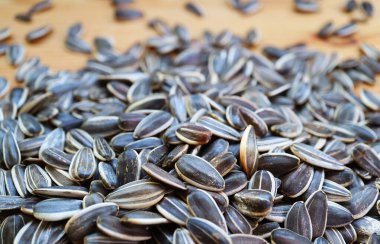 Ahşap zemine saçılmış çiğ ayçekirdeği yığını.