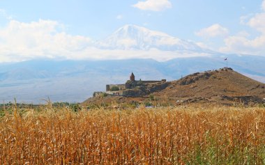 Artashat, Ermenistan 'da Kar Altlı Ararat Dağı ile Khor Virap Manastırı' nın İnanılmaz Manzarası