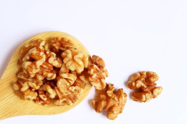 Tahta bir kepçe üzerinde kurumuş ceviz çekirdekleri yığını