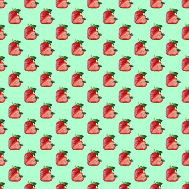 Taze çileğin kusursuz desenli Taze Çilek Tüm Meyve ve Çapraz Bölümü Naneli Yeşil Arkaplanda Yaratılmış Kalp Şekli