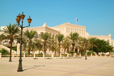 Palmiye Ağaçları, Manama, Bahreyn ile Isa Kültür Merkezi 'nin Muhteşem Arap Tarzı Binası