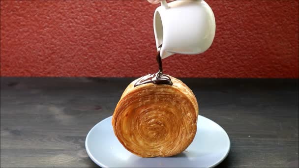 Záběry Ručního Topping Delectable Supreme Croissant Čokoládovým Ganache Nasekané Ořechy — Stock video
