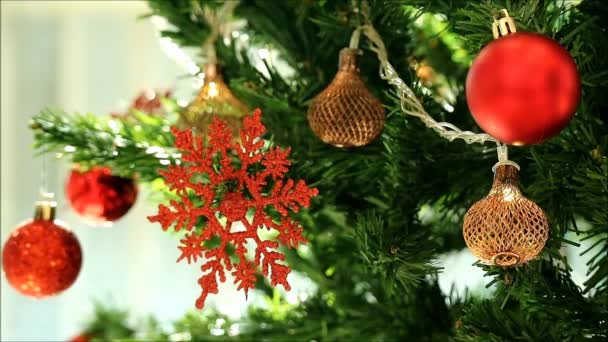 Πλάνα Από Πανέμορφο Στολίδι Νιφάδα Χιονιού Ένα Λαμπερό Χριστουγεννιάτικο Δέντρο — Αρχείο Βίντεο
