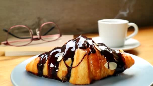 Πλάνα Από Mouthwatering Chocolate Croissant Ένα Φλιτζάνι Ζεστό Καφέ Ατμού — Αρχείο Βίντεο