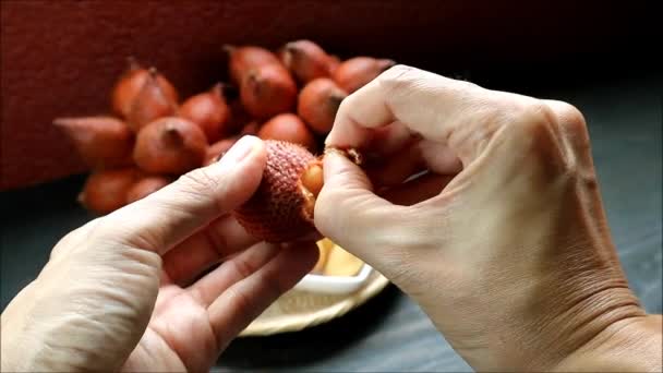 Filmagem Mão Descascando Uma Fruta Pele Cobra Selecionável — Vídeo de Stock