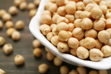 Kurumuş bezelyelerle dolu Beyaz Kâse 'nin Kapanışı