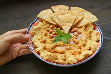 Tahta Masaya Pita Ekmeği ile Taze Yapılmış Humus Yerleştiriliyor