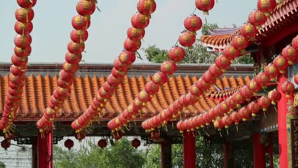 Filmación Filas Linternas Colgantes Chinas Mostradas Como Los Amuletos Suerte — Vídeo de stock