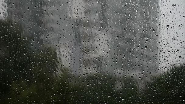 Hafif Yağmur Sırasında Pencerenin Camındaki Yağmur Damlalarının Görüntüsü — Stok video