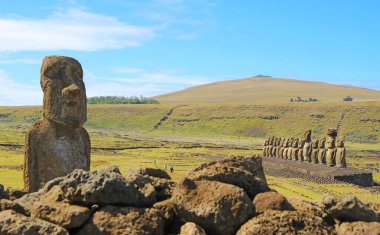 Moai A Vere Ki Haho ya da arka planda Ahu Tongariki tören platformunun Iconic 15 Moai heykelleri ile Moai Gezisi, Paskalya Adası, Şili, Güney Amerika
