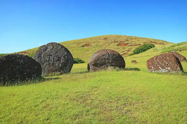 Abandonado Maciço Esculpido Estátuas Moai Topknots Chamado Pukao Espalhados Vulcão Imagens Royalty-Free