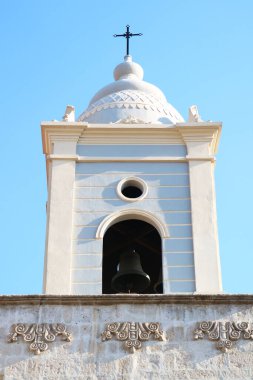 Arequipa, Peru, Güney Amerika 'daki Aziz Augustine Kilisesi' nde etkileyici bir çan kulesi.