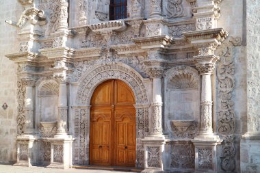 Arequipa, Peru, Güney Amerika 'daki tarihi Barok Kilisesi Aziz Augustine Kilisesi' nin göz kamaştırıcı dış görünüşü