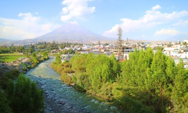 Misti Volcano ve Chili Nehri Panoramik Manzarası Arequipa Eski Şehir Merkezi, Arequipa, Peru, Güney Amerika