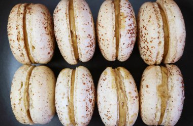 Ağız sulandıran Tiramisu Macaronlarının Üst Görünümü