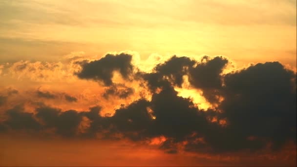Timelapse Film Ljusa Solen Inställning Bland Fluffiga Moln Orange Sky — Stockvideo