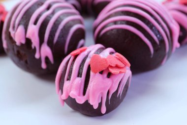 Ağız sulandıran Çikolatalı Kek Pops 'un Yakın Çekimi Kalp Şeklinde Çilek Kraliyet Dondurması