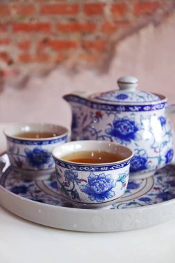 Sıcak Çin Oolong Çay fincanlarına ve Çaydanlığa yakın çekim