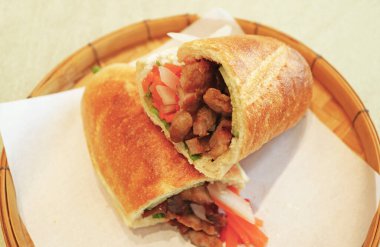 Banh Mi, lezzetli Vietnam sandviçi. Etli ve turşulu sebze.