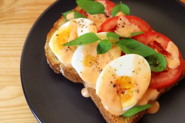 Enfes Sert Kaynamış Yumurta ile Domates Fesleğeni Açık Yüzlü Sandviç