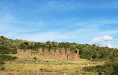 Cusco Bölgesi, Peru, Güney Amerika 'daki Kutsal İnka Vadisi' ndeki Tipon Arkeoloji Kompleksi 'nin Yapı Harabelerinin Üzerinde Uçan Uçak