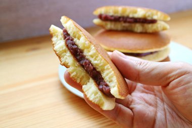 El Tutuşu Lezzetli Bölünmüş Dorayaki, ünlü bir Japon gözlemesi