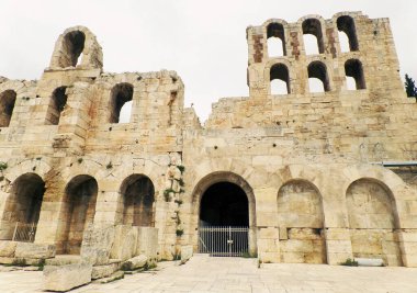 Dünyanın en eski ve en iyi açık hava tiyatrolarından biri olan Herodes Atticus Tiyatrosuna Giriş, Atina Akropolü, Yunanistan