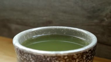 Bir fincan sıcak Japon Matcha Yeşil Çayı ile Smoke Video