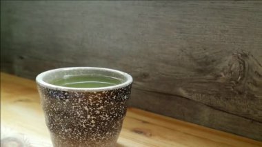 Bir fincan sıcak kahvenin görüntüsü Tahta Masada Duman ile