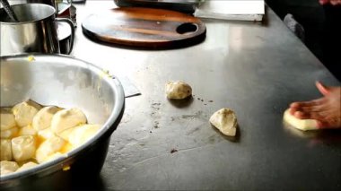 Şef 'in Mutfakta Kneading Roti Dough' un görüntüleri