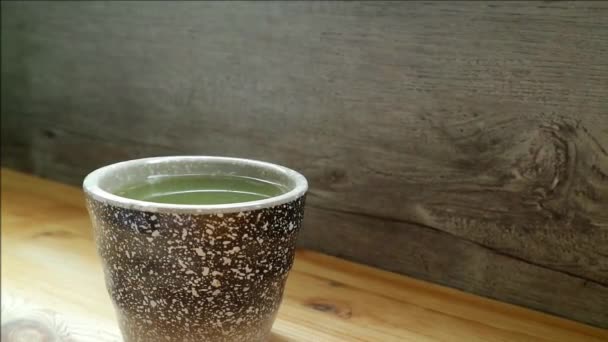 Beelden Van Een Kopje Hete Koffie Met Rook Houten Tafel — Stockvideo