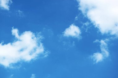 Saf Beyaz Bulutlar Canlı Mavi Gökyüzüne yayılıyor