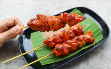 Enfes Golek Chicken 'ın yakın çekimi, Güney Tayland Izgara Baharatlı Tavuk Tabağı