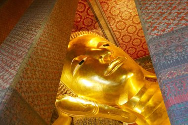 Bangkok Phra Nakhon Bölgesi, Tayland 'da bulunan Wat Pho Tapınağı Kompleksindeki Tanınmış 15 Metre Yüksek Devasa Yaslanan Buda Görüntüsü