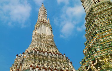 Bangkok, Tayland 'ın Iconic Landmark' ı Airavata 'da İnanılmaz Indra Heykeli ile Şafak Tapınağı' nın Merkez Kutsal Kuleleri veya Phraprang 'ı.